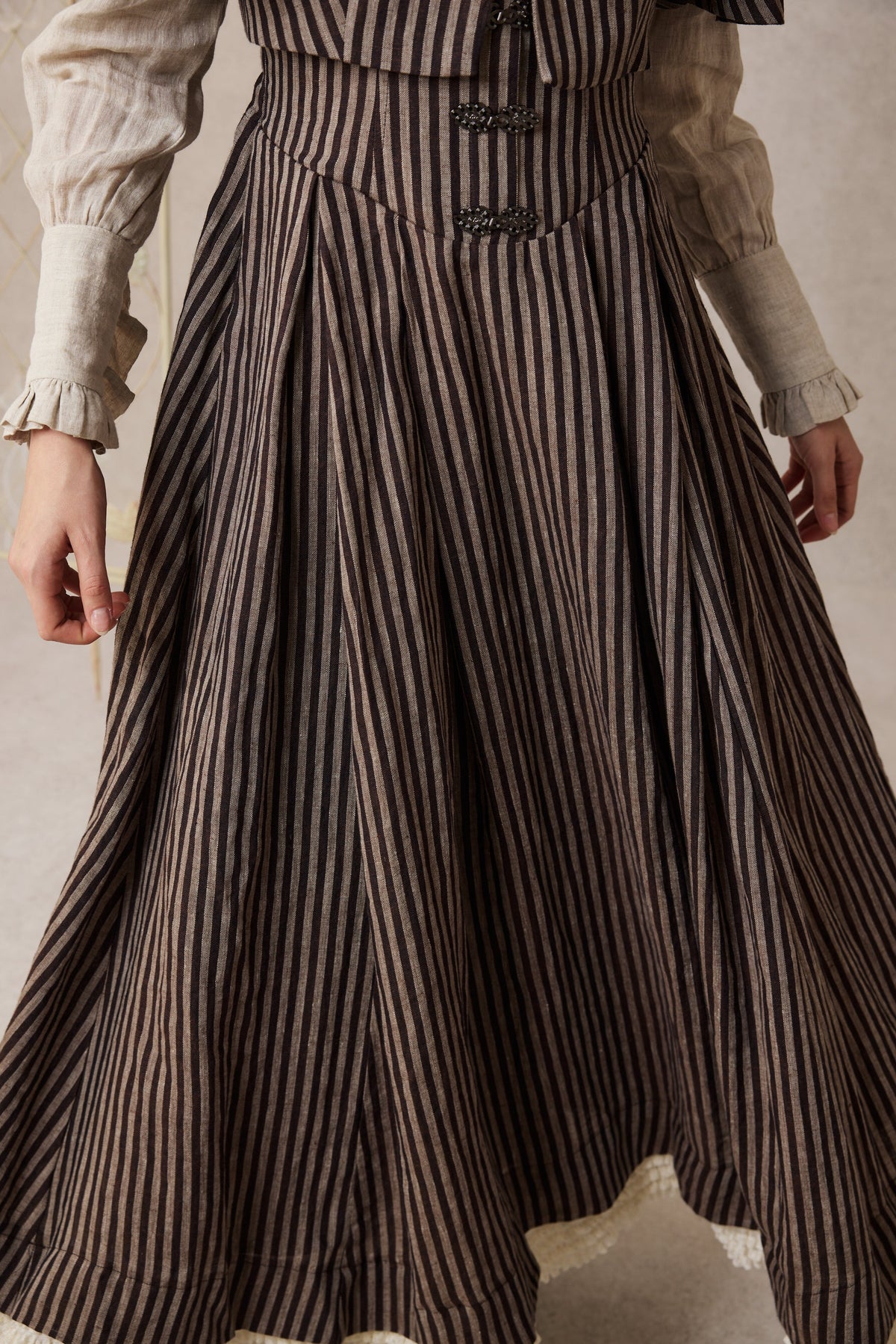 Clarise 22 |Retro Linen Skirt & Cape (2 pieces)